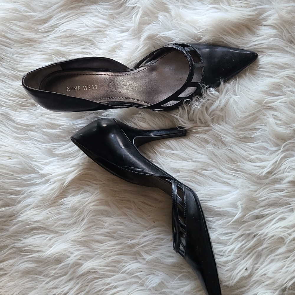 Black pumps